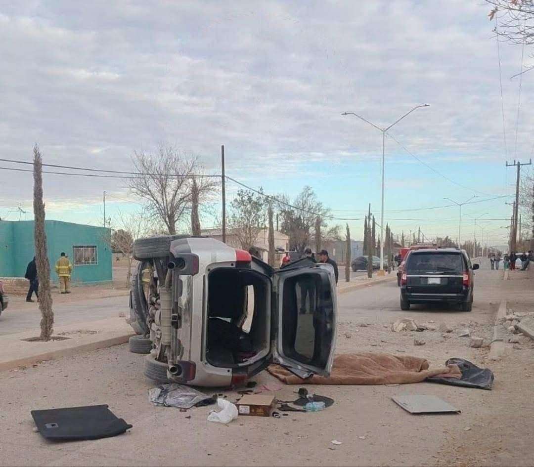 Muere pareja al volcar camioneta en Benito Juárez