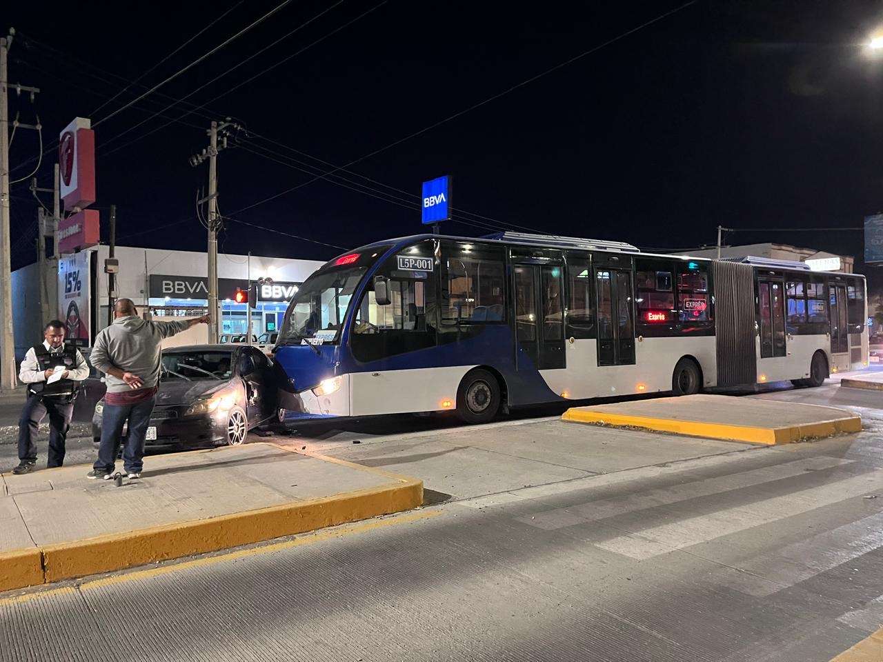 Choca camión del Juárez Bus en la Tecnológico