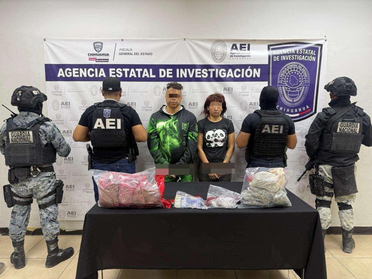 Detienen a pareja; les aseguran mariguana y cristal 