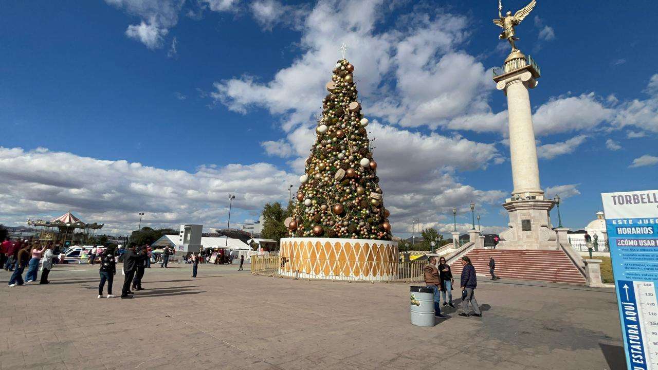 Reciben familias chihuahuenses y turistas el 2026 en la Plaza del Ángel