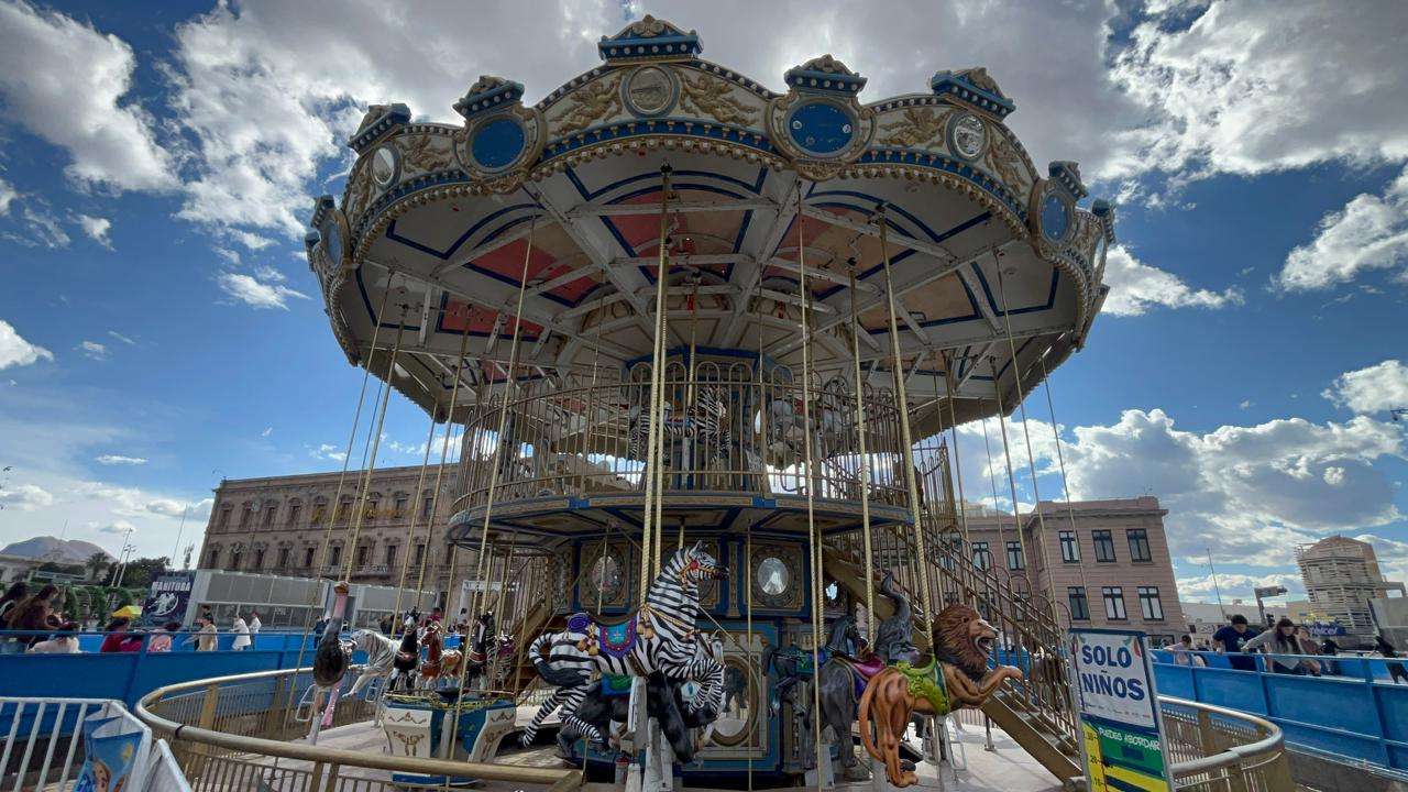 Reciben familias chihuahuenses y turistas el 2026 en la Plaza del Ángel