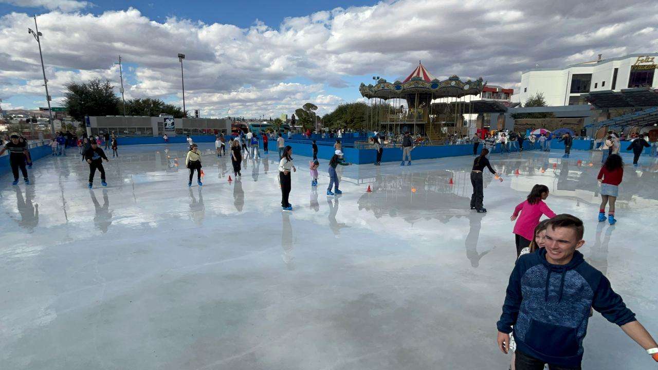 Reciben familias chihuahuenses y turistas el 2026 en la Plaza del Ángel