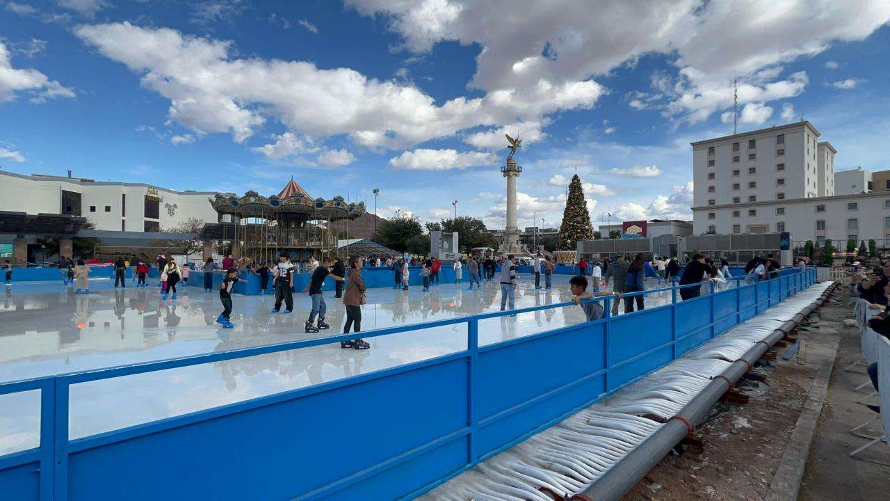Reciben familias chihuahuenses y turistas el 2026 en la Plaza del Ángel