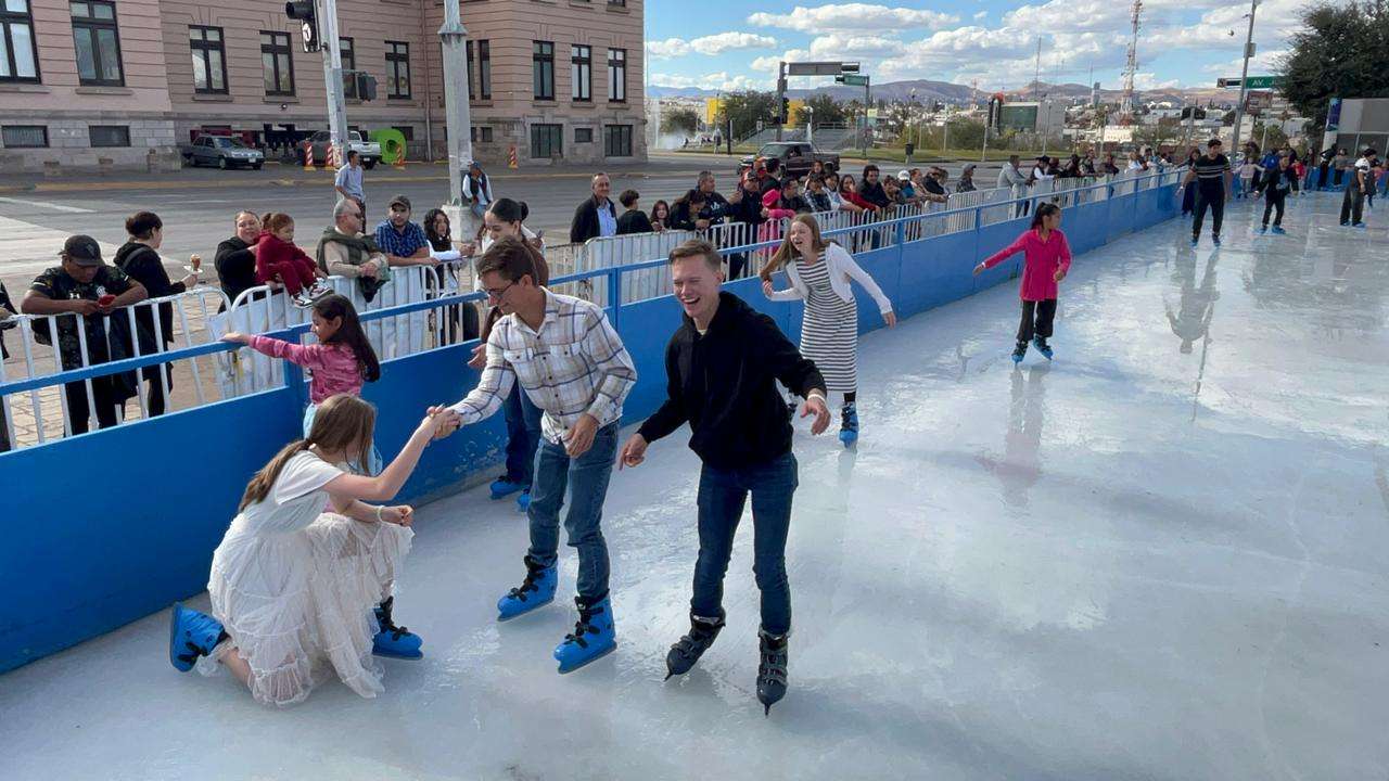 Reciben familias chihuahuenses y turistas el 2026 en la Plaza del Ángel