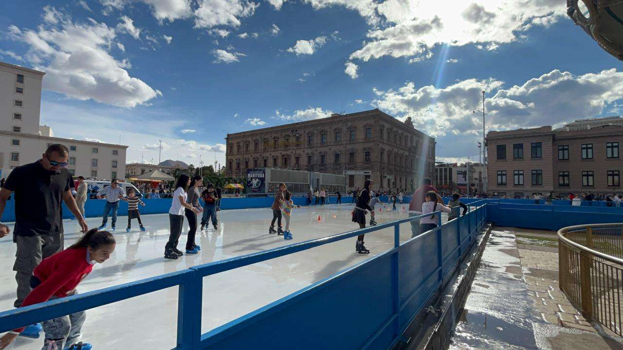 Reciben familias chihuahuenses y turistas el 2026 en la Plaza del Ángel