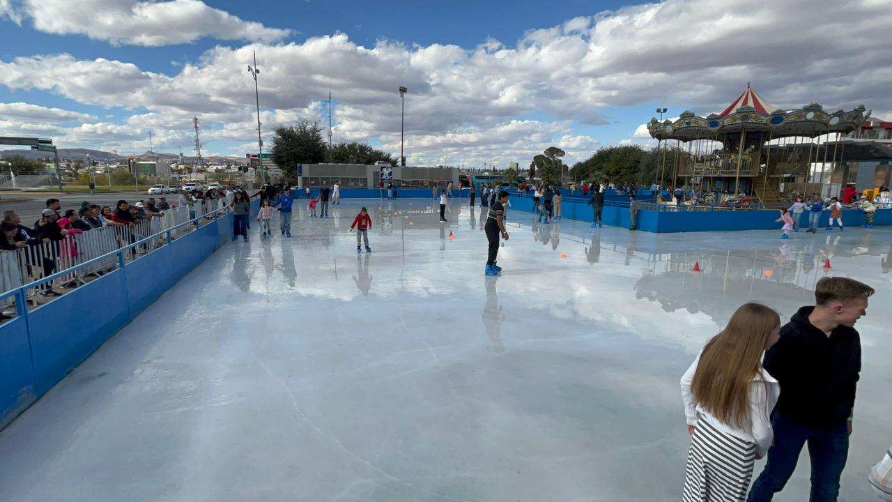 Reciben familias chihuahuenses y turistas el 2026 en la Plaza del Ángel