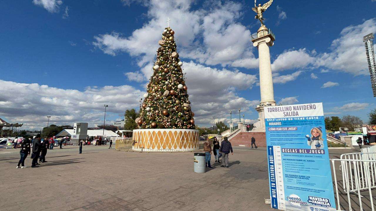 Reciben familias chihuahuenses y turistas el 2026 en la Plaza del Ángel