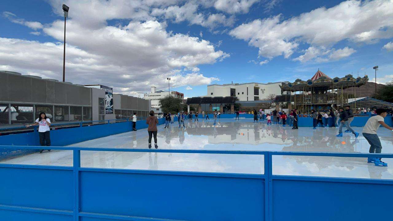 Reciben familias chihuahuenses y turistas el 2026 en la Plaza del Ángel