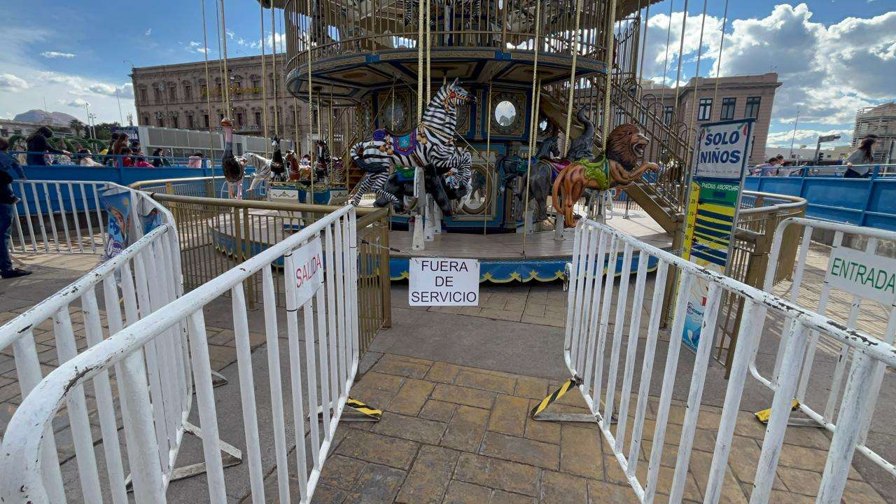 Reciben familias chihuahuenses y turistas el 2026 en la Plaza del Ángel