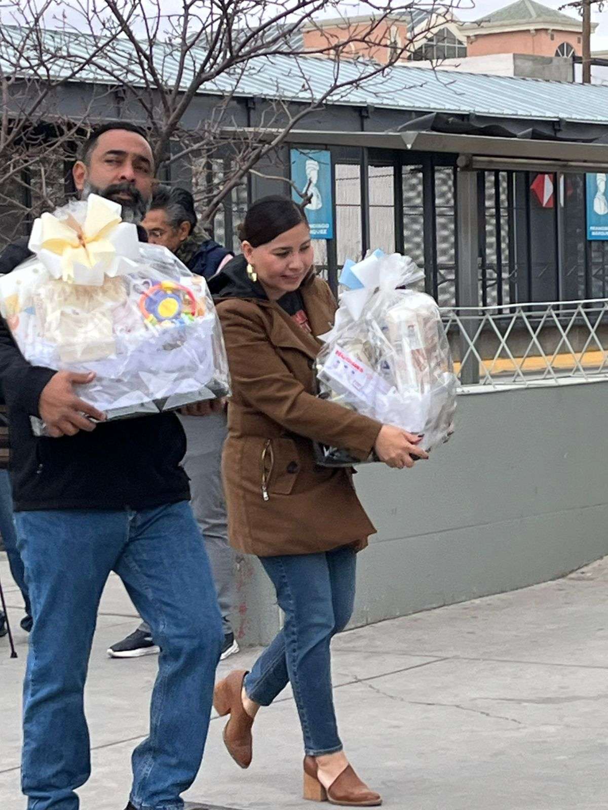 Visita alcalde a primeros bebés del 2026