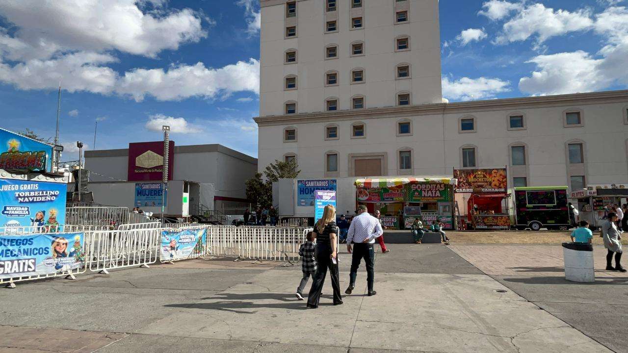 Reciben familias chihuahuenses y turistas el 2026 en la Plaza del Ángel