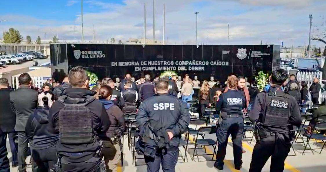 Rinden honores a policías caídos en el Cereso 3