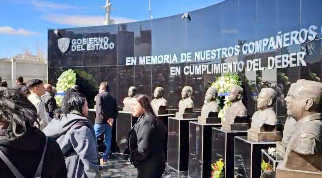 Rinden honores a policías caídos en el Cereso 3