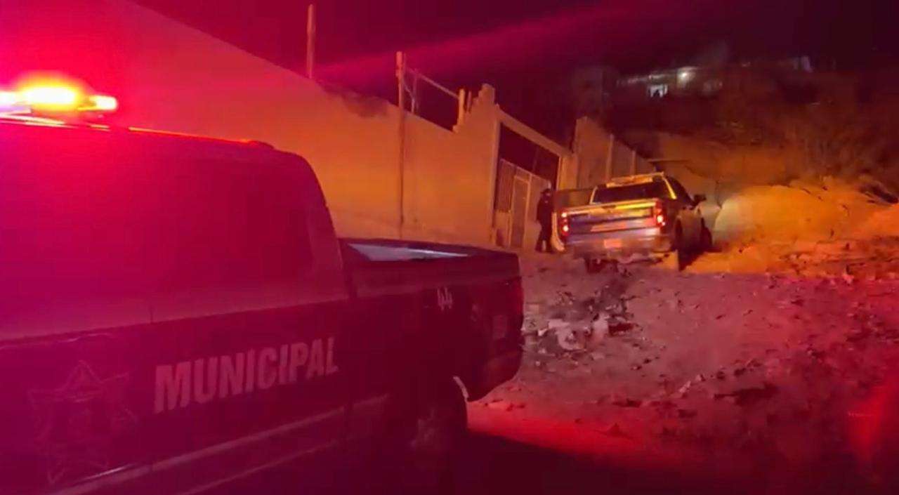 Asesinan a tres hombres a balazos dentro de una casa en Insurgentes