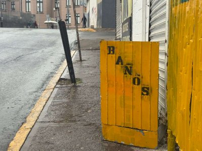 Obstruye anuncio paso peatonal en la Vicente Guerrero
