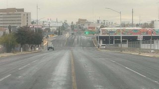 Lucen calles vacías y pavimento mojado este primero de enero en el centro