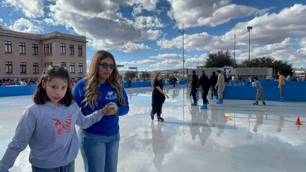 Reciben familias chihuahuenses y turistas el 2026 en la Plaza del Ángel