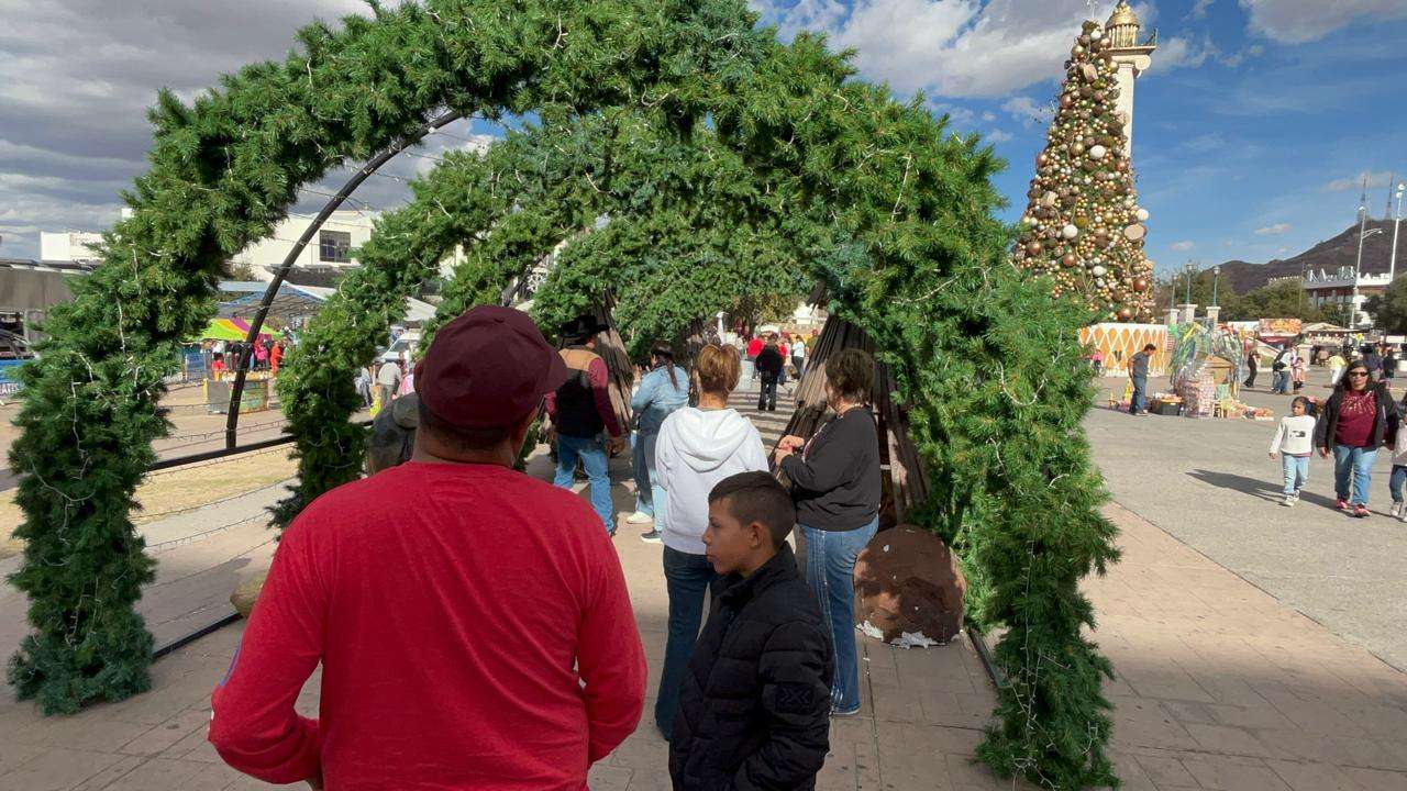 Reciben familias chihuahuenses y turistas el 2026 en la Plaza del Ángel