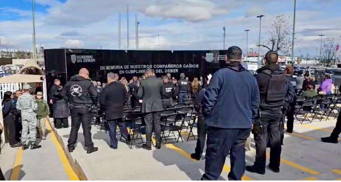Rinden honores a policías caídos en el Cereso 3
