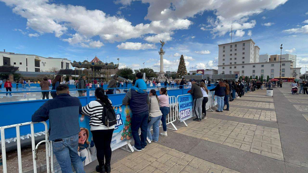 Reciben familias chihuahuenses y turistas el 2026 en la Plaza del Ángel