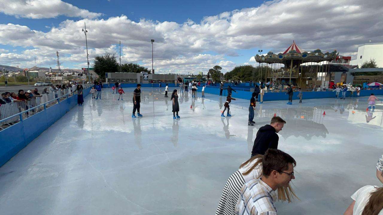 Reciben familias chihuahuenses y turistas el 2026 en la Plaza del Ángel