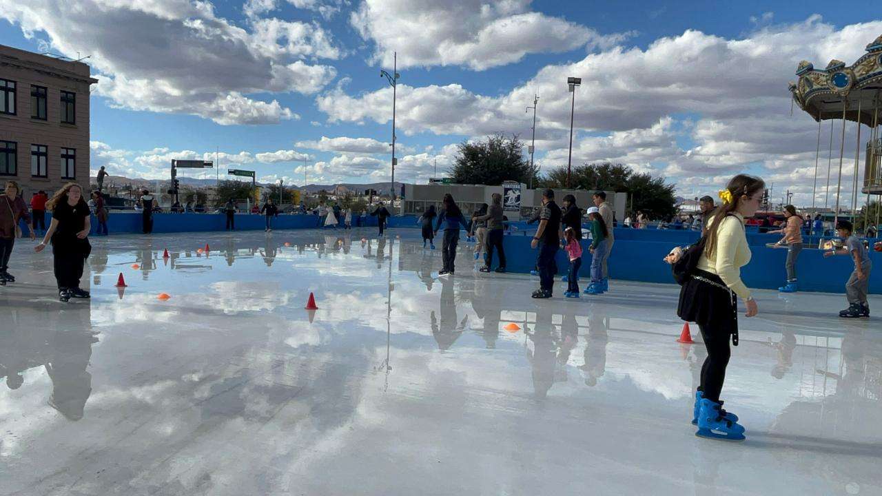 Reciben familias chihuahuenses y turistas el 2026 en la Plaza del Ángel