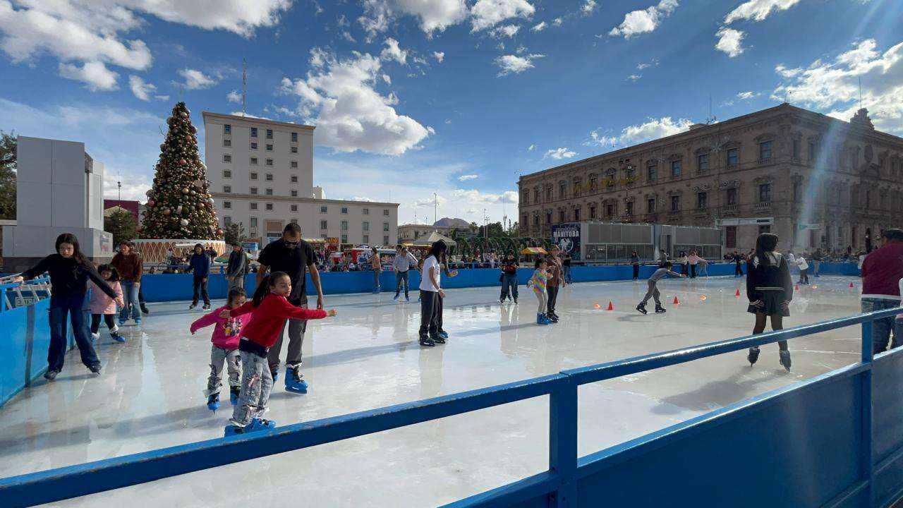 Reciben familias chihuahuenses y turistas el 2026 en la Plaza del Ángel