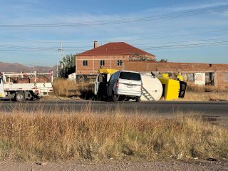 Choca y vuelca pipa de gas en el Lombardo Toledano