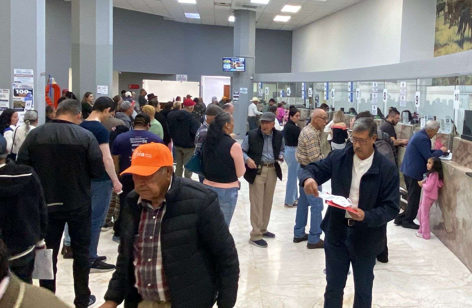 Acuden ciudadanos a pagar predial y aprovechar 12% de descuento