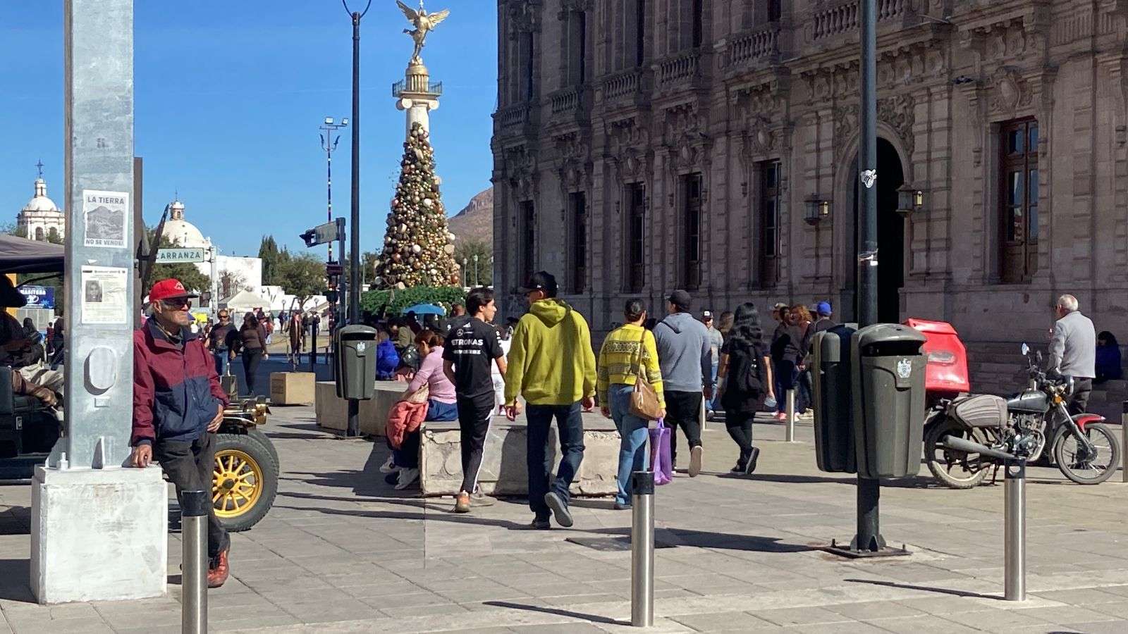 Abarrotan familias calles del centro y Expo Navidad