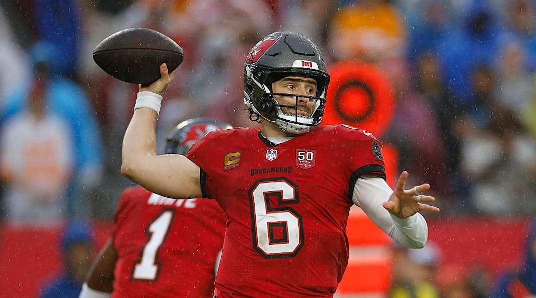 Vence Tampa Bay a Carolina y sigue en la pelea por la NFC Sur
