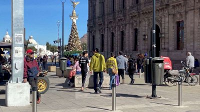 Abarrotan familias calles del centro y Expo Navidad
