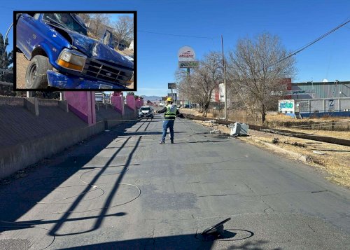Impacta poste de luz y deja sin luz a un sector en Cuauhtémoc