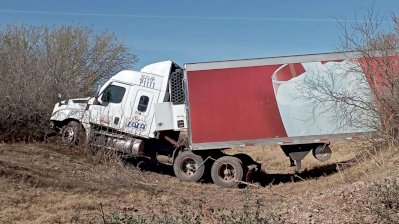 Deja una menor lesionada choque de tráiler en la carretera a Juárez 