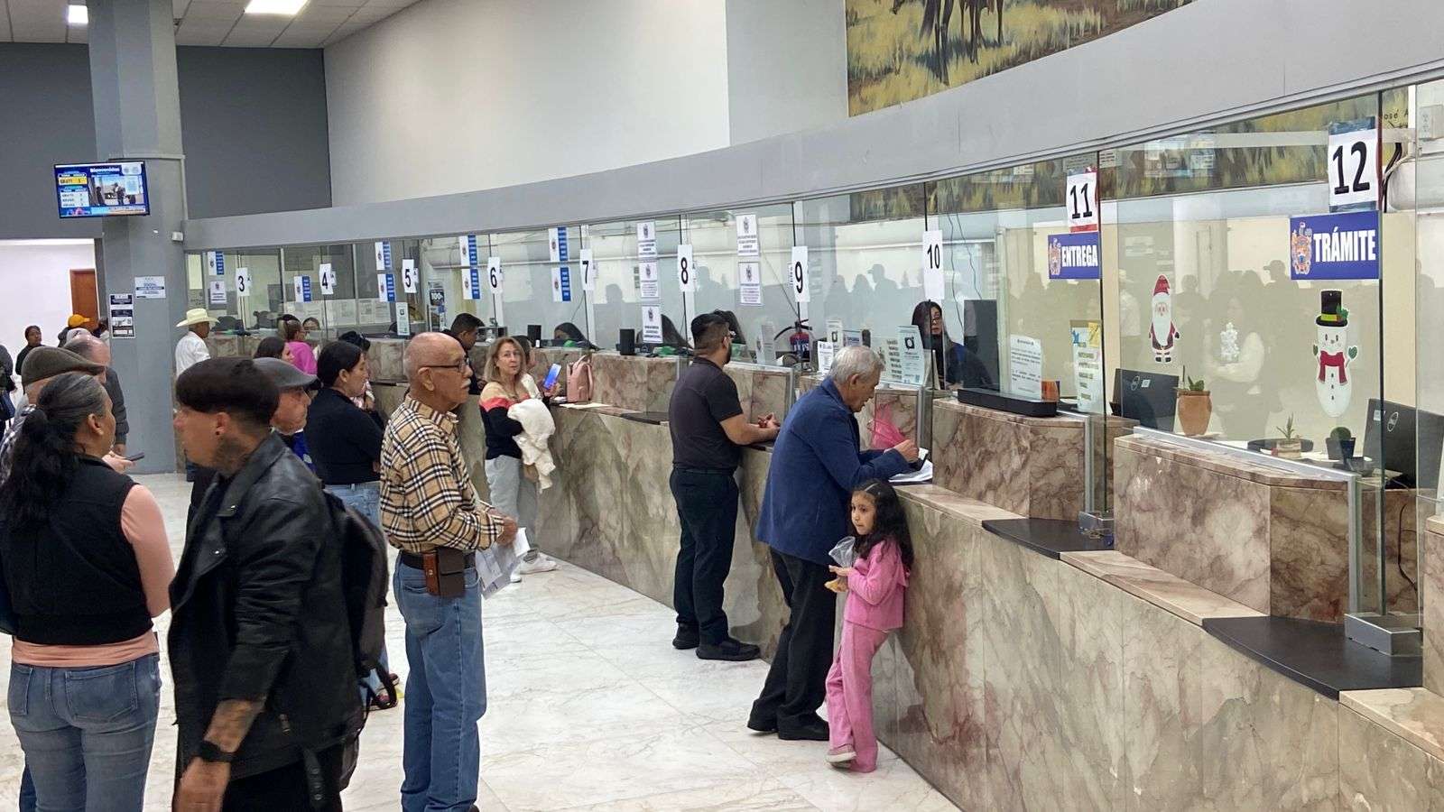 Acuden ciudadanos a pagar predial y aprovechar 12% de descuento