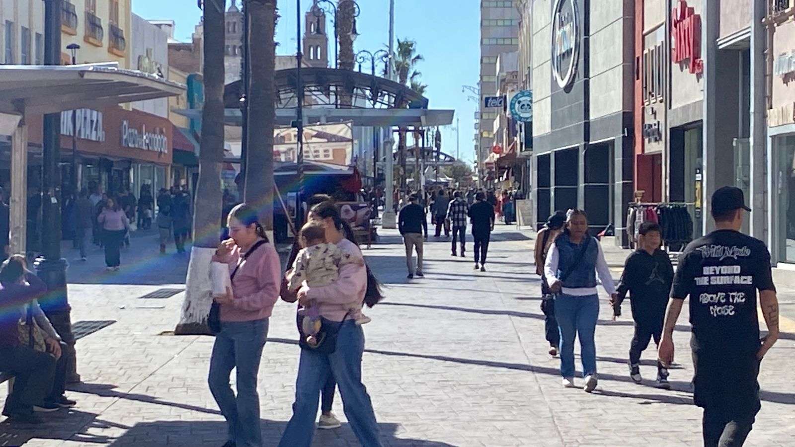 Abarrotan familias calles del centro y Expo Navidad