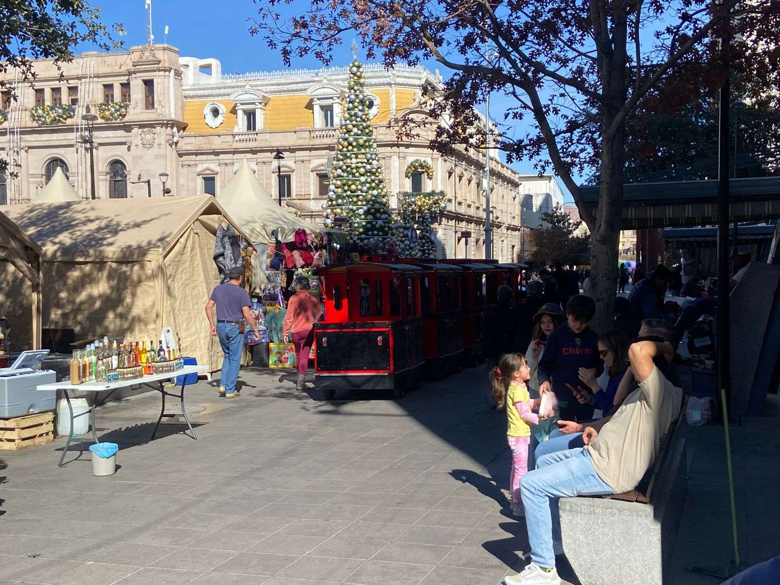 Abarrotan familias calles del centro y Expo Navidad