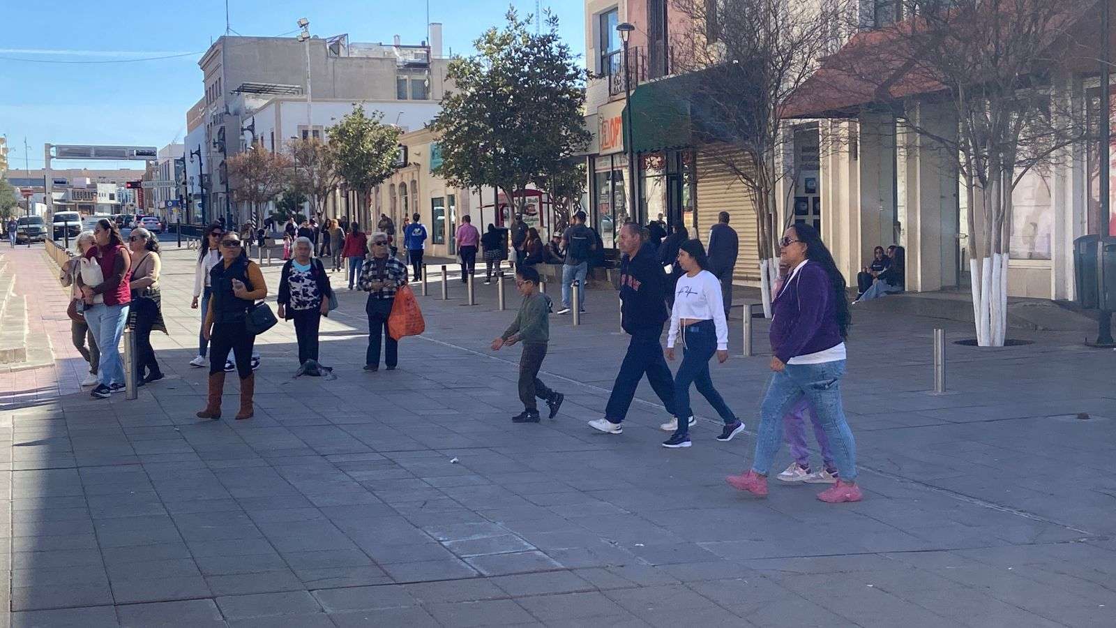 Abarrotan familias calles del centro y Expo Navidad