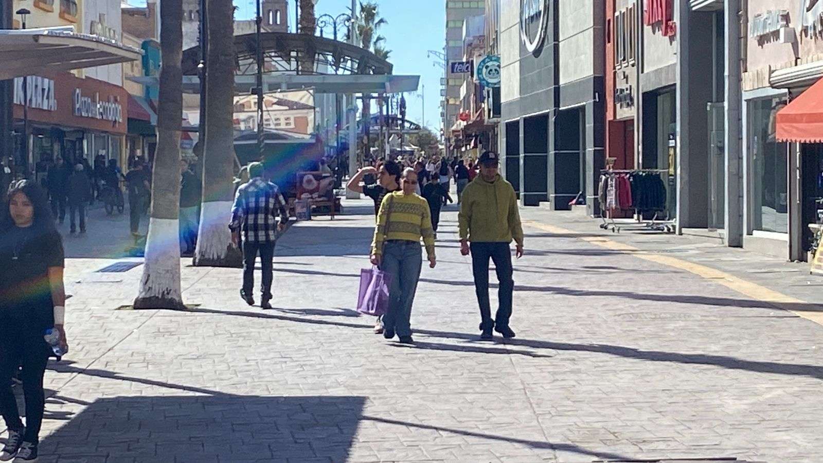 Abarrotan familias calles del centro y Expo Navidad