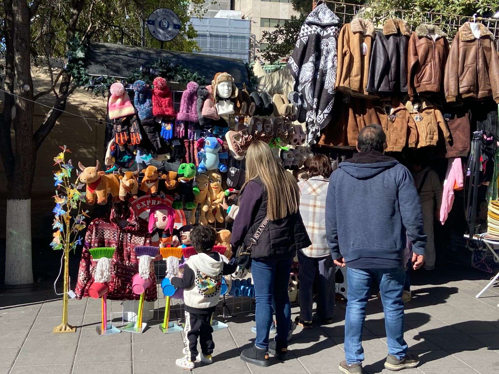 Abarrotan familias calles del centro y Expo Navidad