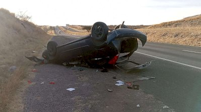 Vuelca vehículo en la carretera Chihuahua-Juárez