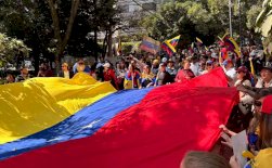 Celebran venezolanos en México captura de Maduro