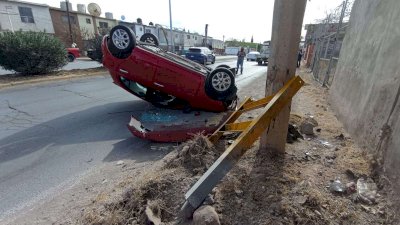 Sufre volcadura tras impactar camión de carga