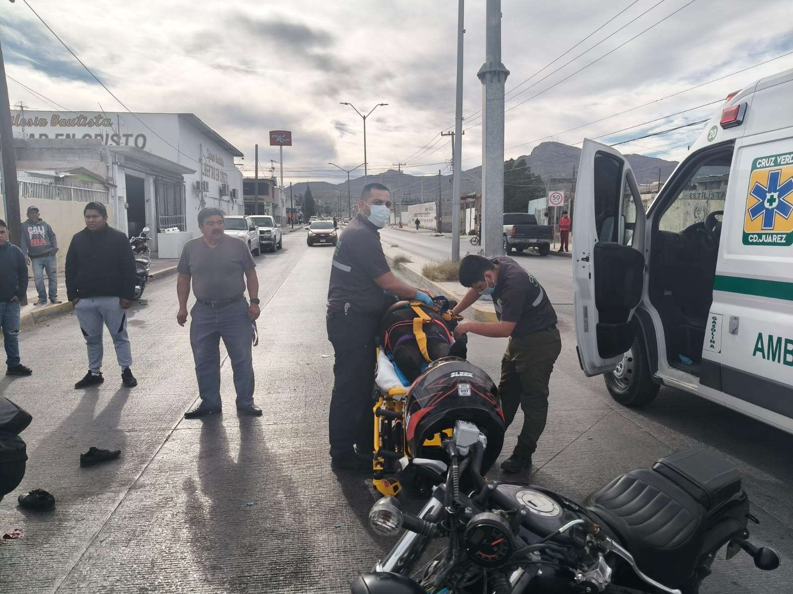 Chocan en la calle Tzetzales; queda un motociclista lesionado