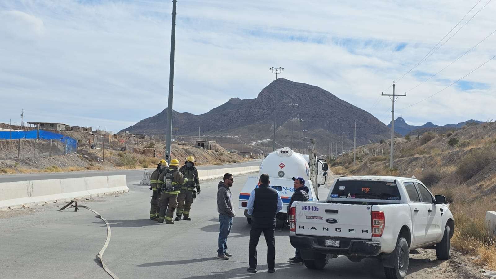 Cierran camino real por fuga de pipa de gas