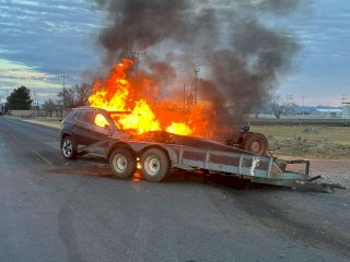 Choca y se incendia camioneta en Cuauhtémoc