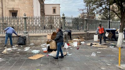 Dejan comerciantes de Expo Navidad calles del centro llenas de basura