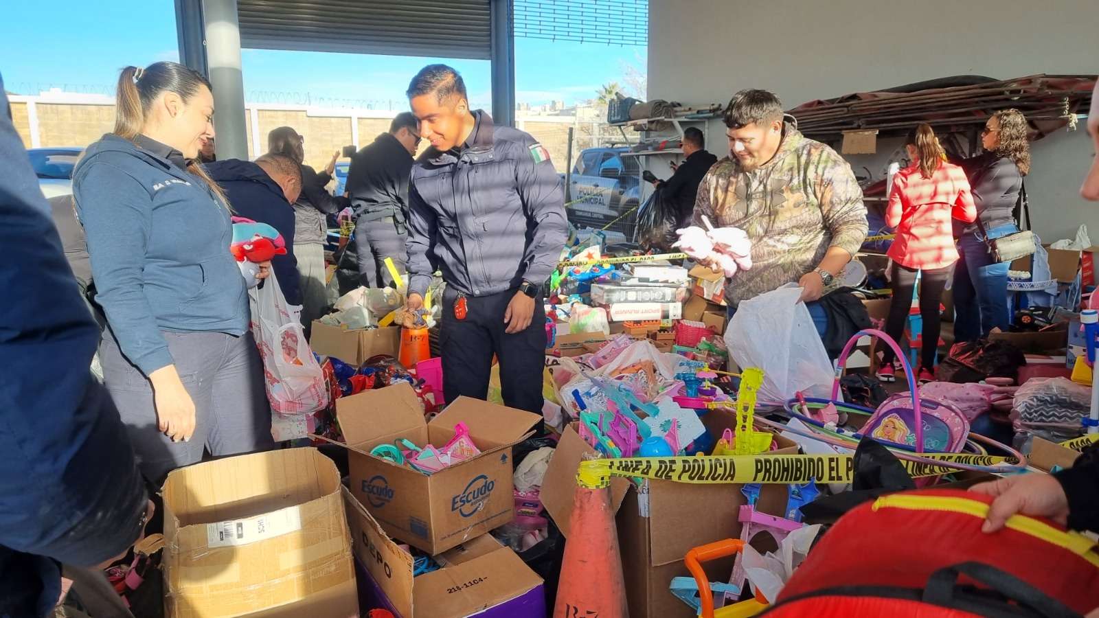 Reparten bomberos juguetes a más de 2 mil niños