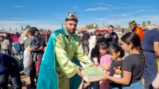 Reparten bomberos juguetes a más de 2 mil niños 