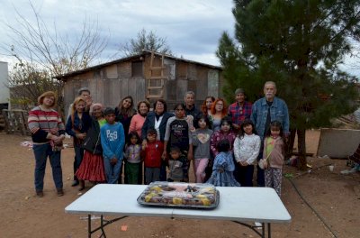 Celebran Los de Abajo Organizados Día de Reyes con niños tarahumaras
